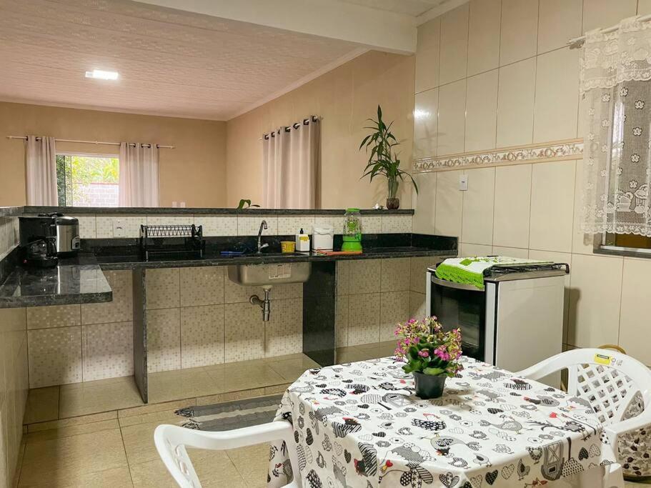 Casa Com Churrasqueira E Piscina, Perto De Riacho *